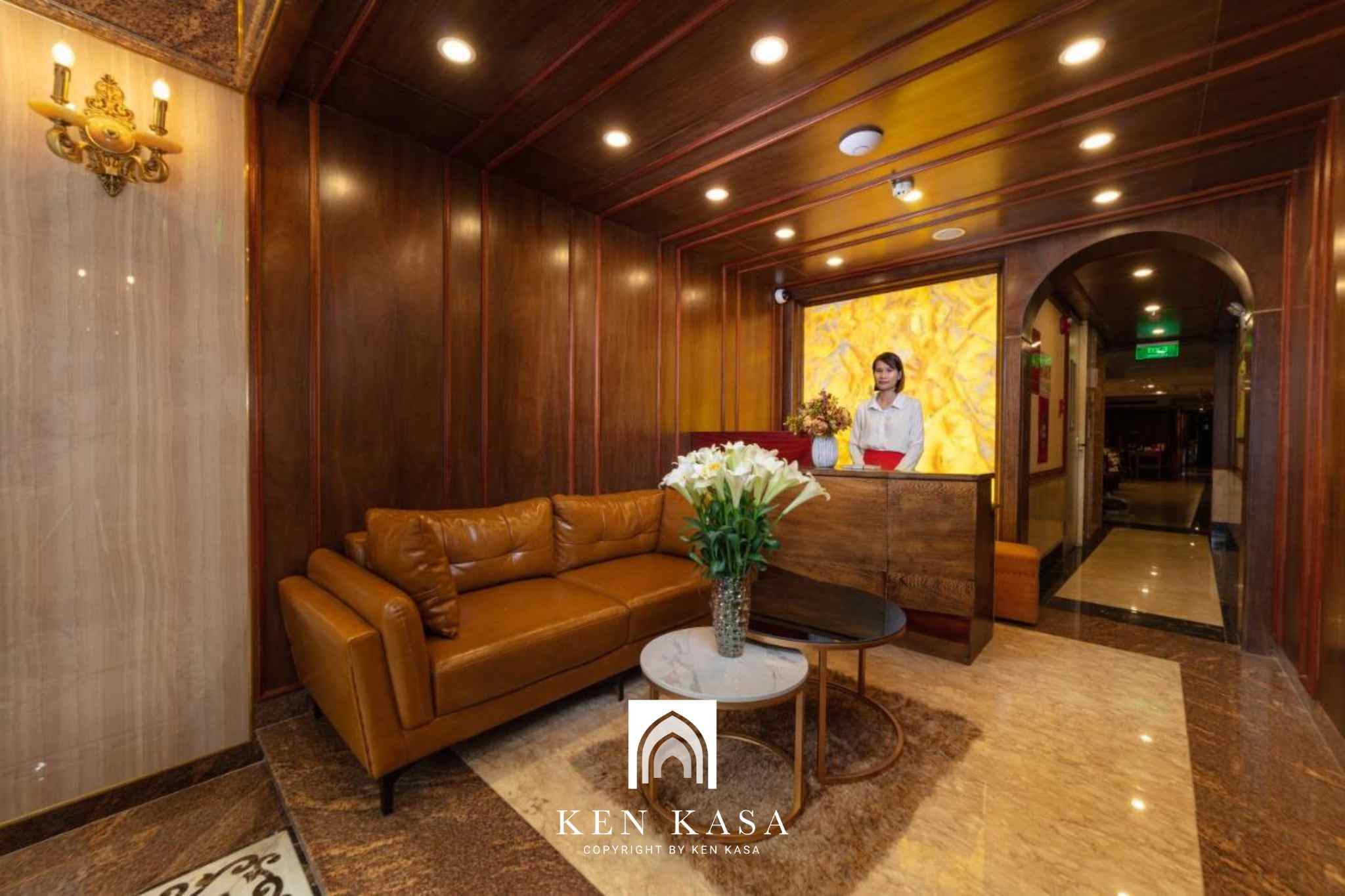 Quầy lễ tân sang trọng  tại The West Hotel & Spa 